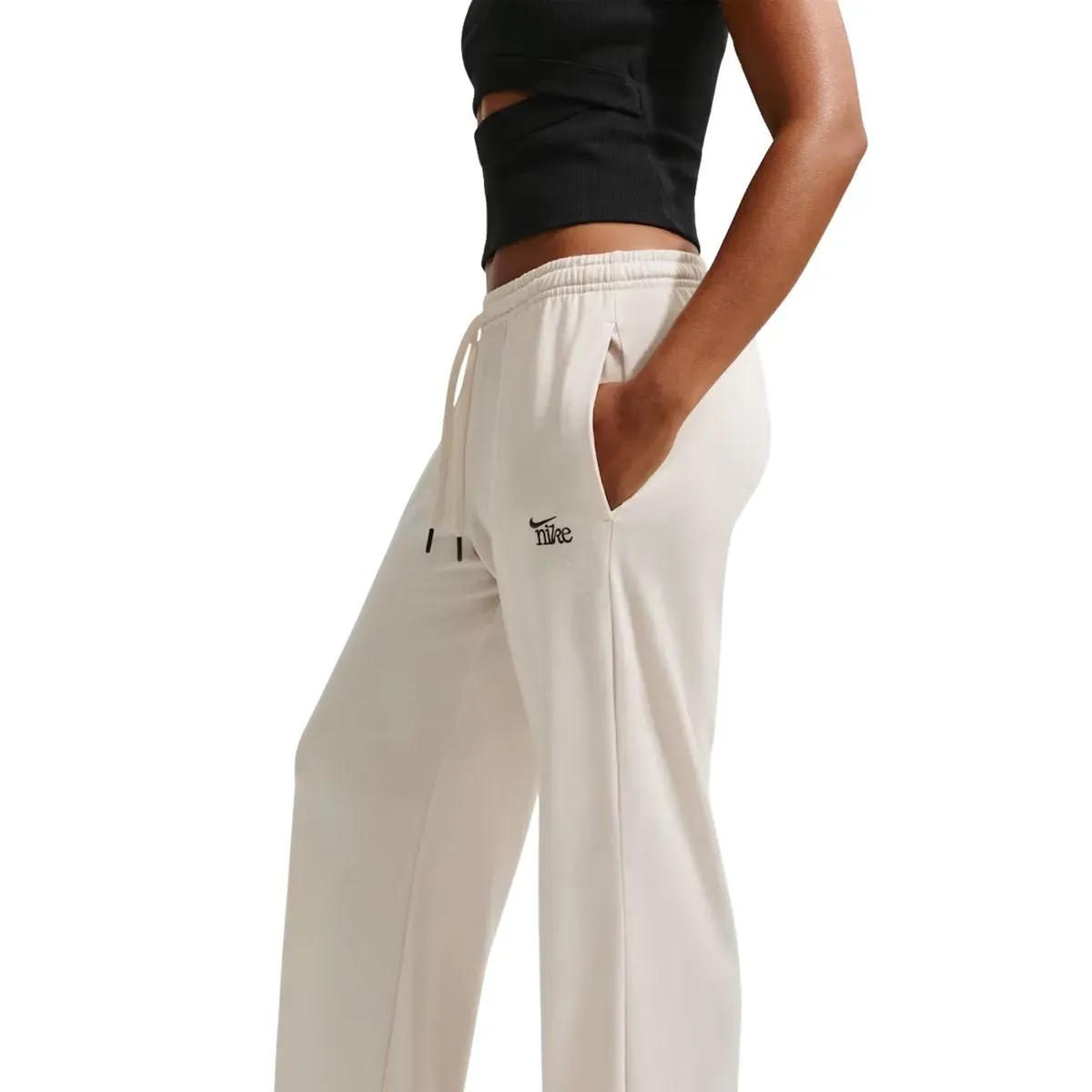 Mulher vestindo calça casual feminina Nike Chill Knit cinza, vista lateral mostrando ajuste confortável